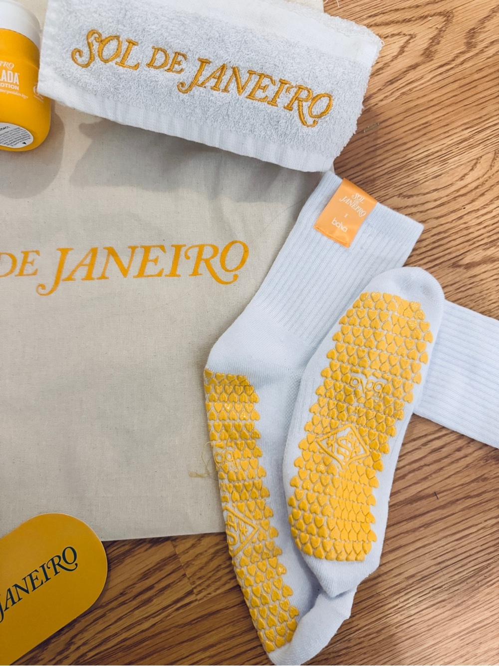 Bala X Sol de Janeiro 1lb balas, Bath Body Set, towel, grip socks Bundle NEW - Picture 4 of 4